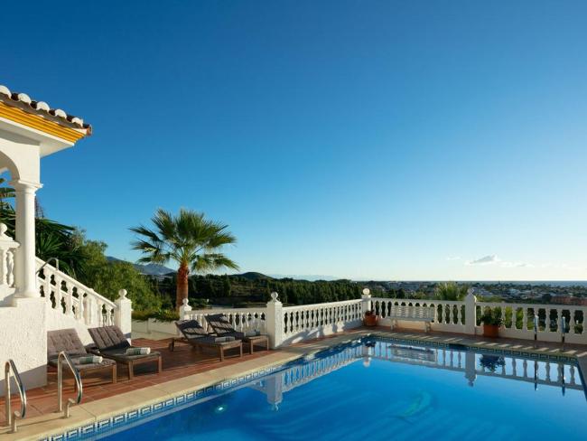 Fuengirola Villa Sleeps 14 with Pool Air Con and WiFi Images_3