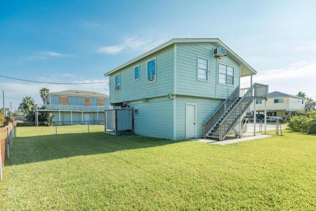 Change in Latitude - Comfortable Kick Back and Relax Beach Bungalow! Images_1