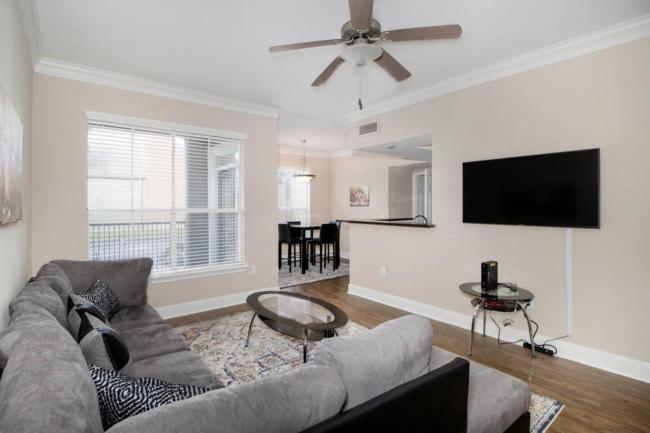HUGE 2bd APT w/ Fast Wifi + Shuttle + Sleeps 6 by NRG Images_1