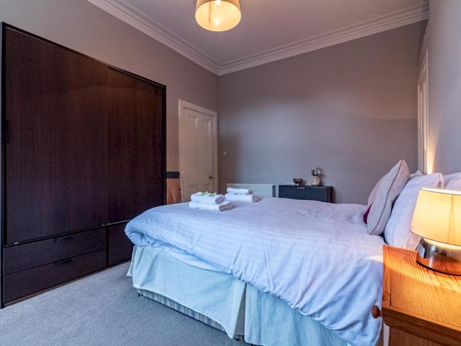 Pass the Keys Elegant 2BR flat with shared garden & FREE parking! Images_1