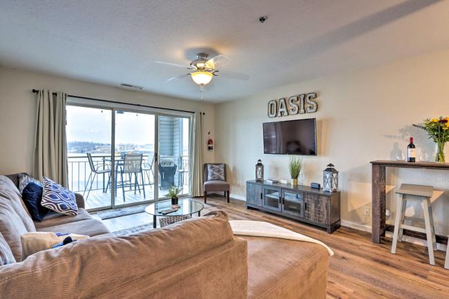 Lakefront Condo with Boat Dock and Pool Access! Images_2
