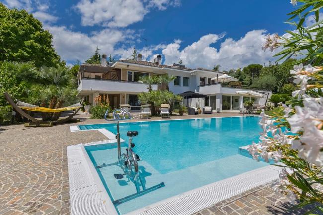 Terme di Carignano Villa Sleeps 8 with Pool Air Con and WiFi Images_4