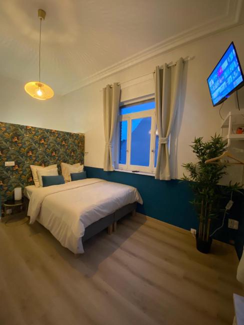 Capstay Roubaix Lille private shower & Netflix Images_5