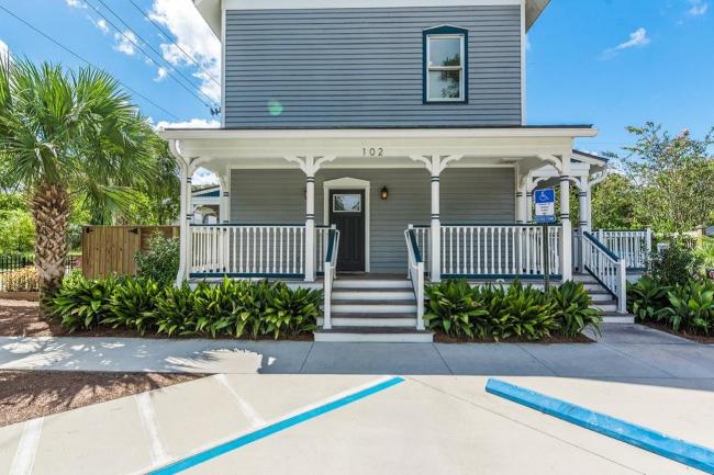 Perfect Downtown location for sightseeing and Nights of Lights!! Unit C Images_2