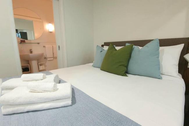Central and Minimal 1BR I WiFi and Netflix Images_5
