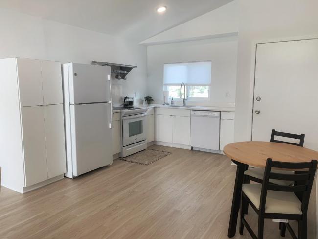 New 2 BDR APT! Blocks to the Beach Images_2