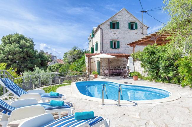 Puntinak Villa Sleeps 8 with Pool Air Con and WiFi Images_1
