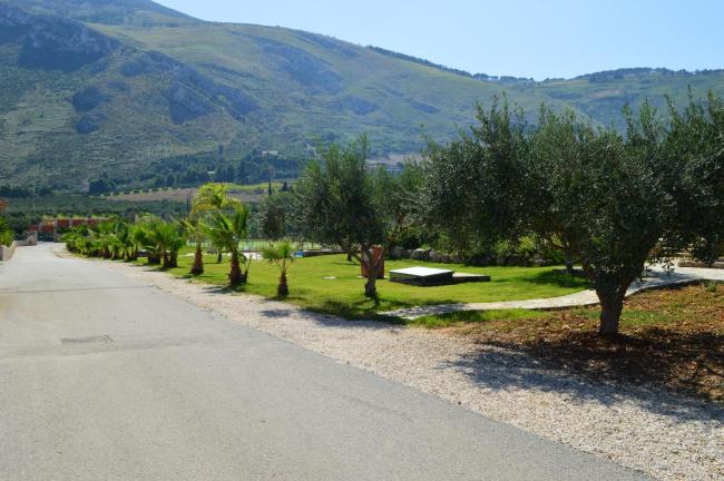 SC034 Villa with swimming pool surrounded by greenery, ideal for friends an Images_3