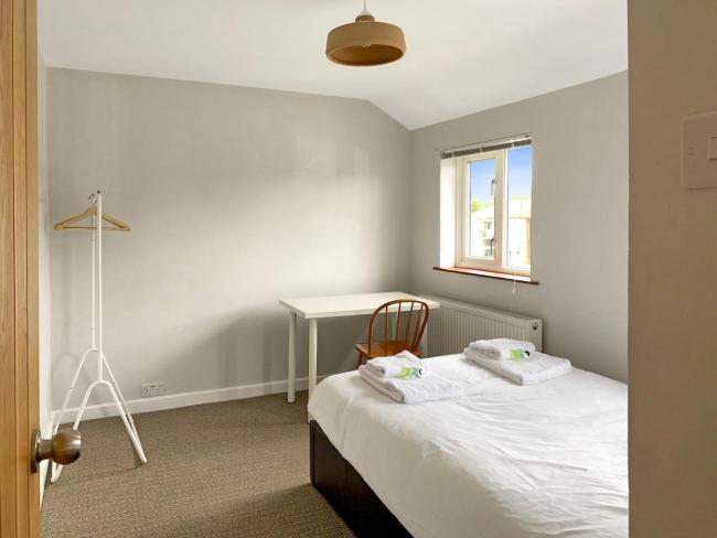 Pass the Keys Modern, Spacious 3BR Home in Guildford, sleeps 6 Images_4