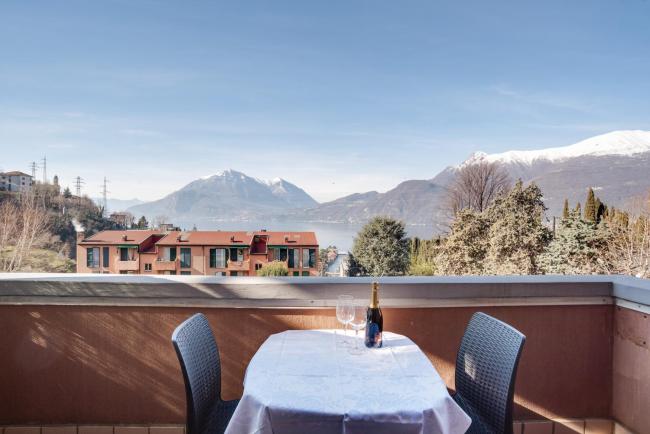 APT with Balcony & Lake View! Images_1
