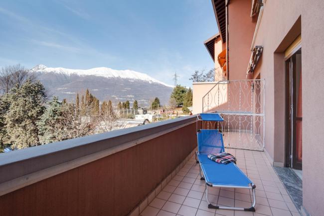 APT with Balcony & Lake View! Images_2