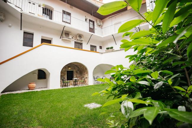 150 steps to the main square Images_1