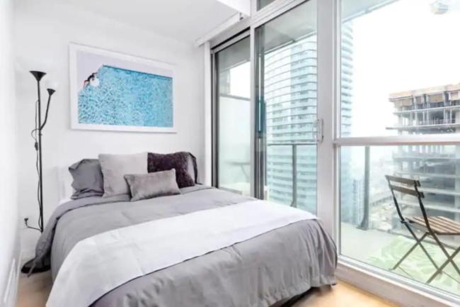 Perfectly Located 2BR Condo With CN Tower Views Images_2