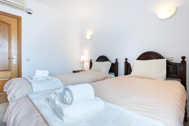 Top floor apartment with great views! Images_5