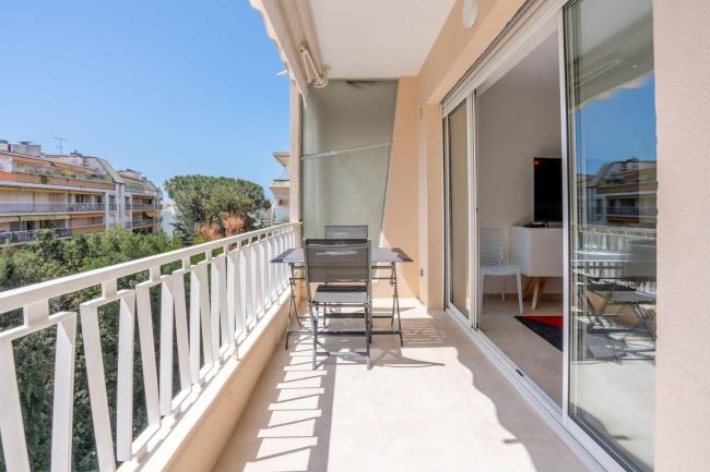 Cozy 1-bedroom apartment6-minute walk to beaches5-minute walk to city Images_3