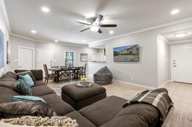 NEW! Modern Riverfront Apt 5blks to Schlitterbahn! Images_1