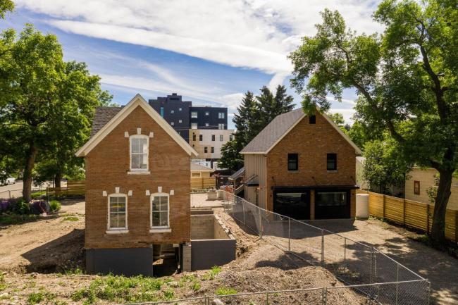 Style and Location 1 Block off Main Street! V1 Main Floor 2 Bedroom Queen Suite Images_5