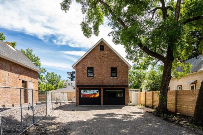 Style and Location 1 Block off Main Street! V1 Main Floor 2 Bedroom Queen Suite Images_4