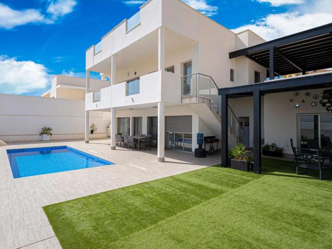 Elegant villa in Murcia with a private pool and garden Images_4