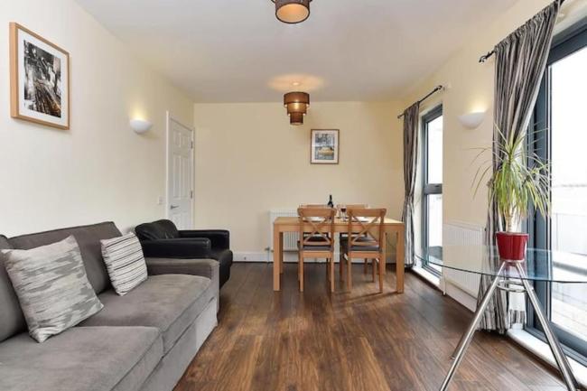 Bright 2 Bedroom Flat in Lambeth With Balcony Images