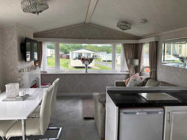 Beautiful 2-Bed Static Caravan Thorness Bay Images_1
