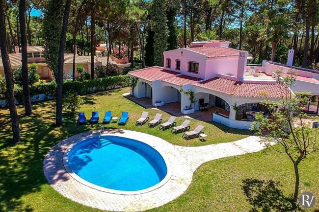 Villa in Vilamoura Sleeps 8 with Pool Air Con and WiFi Images_2