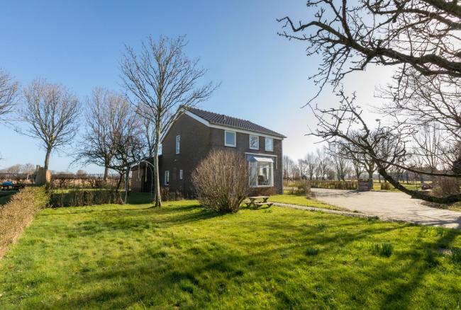 Vijstaand huis met zeer ruime tuin! 4 km van strand Images_1