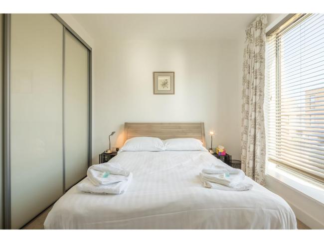 Pass the Keys Modern 2 Bed Property with Balcony and Garden Images_4