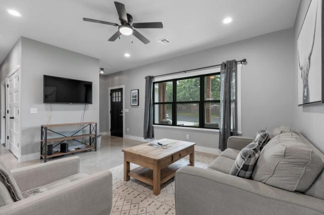 New Luxury Home 3blck from Main St with FirePit Images_5
