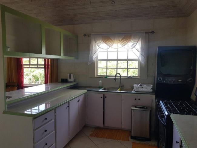 Breezy Spacious Private Upstairs Apt, Fully Equip, Central local wCountry Views Images_3
