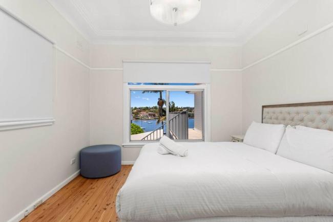 Cozy cottage with deep waterfront access Images_5