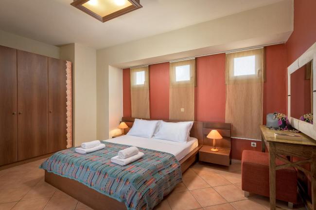 Modern Villa With Pool And Garden Images_4