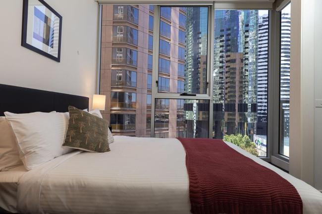 Secure Stylish 2 Bed, Close to CBD, Gym, Pool,WIFI Images_3