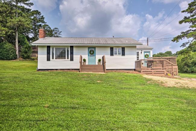 Idyllic Getaway with Deck about 4 Mi to Dtwn Athens Images_2