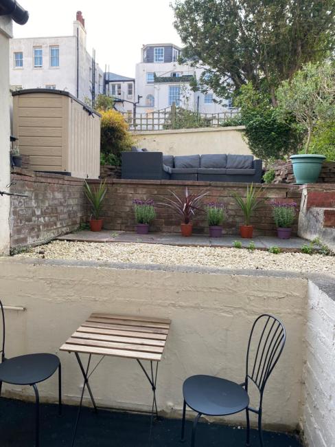 Stylish central basement studio, with outdoor space Images_1