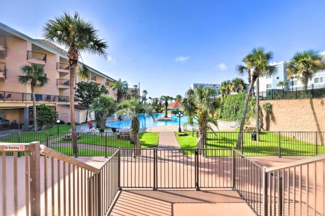 Modern Galveston Condo Pool View and Walk to Beach! Images_2