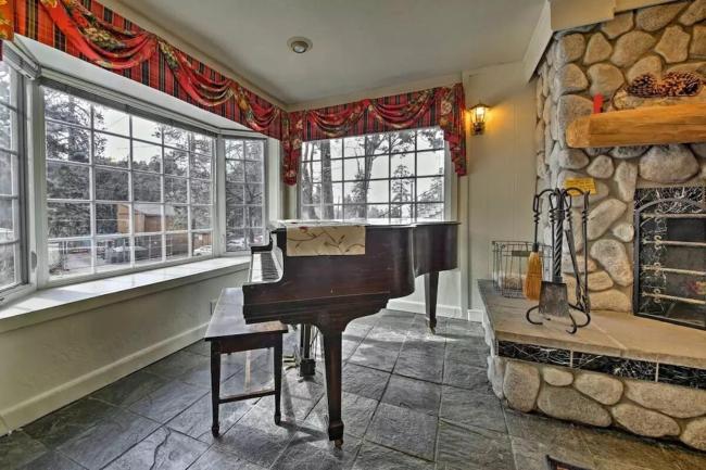 Skip the TRAFFIC!! SLEEP and WALK to the SLOPES of Bear Mountain Images_4