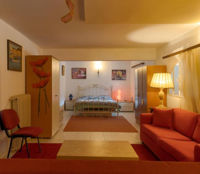 The red one! Open-plan Semibasement surrounded by garden Images_2