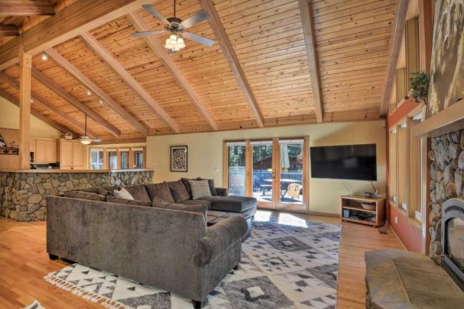 Immaculate Cabin with BBQ Deck and Community Pool Images_4