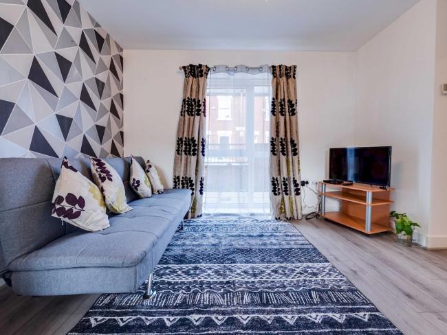 Pass the Keys Cheerful 2 bed with garage & garden close to city Images_1