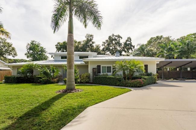 Spacious Vacation Rental in Sarasota / Private Pool / Game Room with Pool Table Images_1