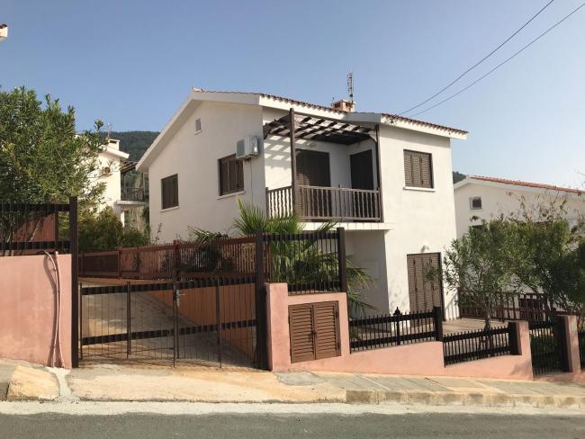 Stunning and Relaxing 3-Bed House in Pomos Images_5