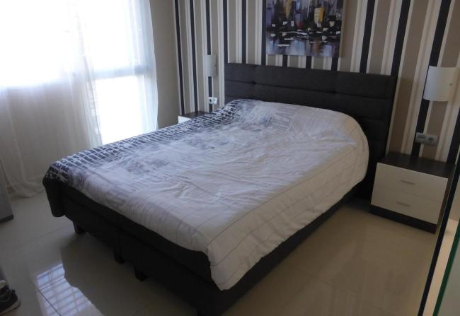 A modern villa with a large solari Images_5