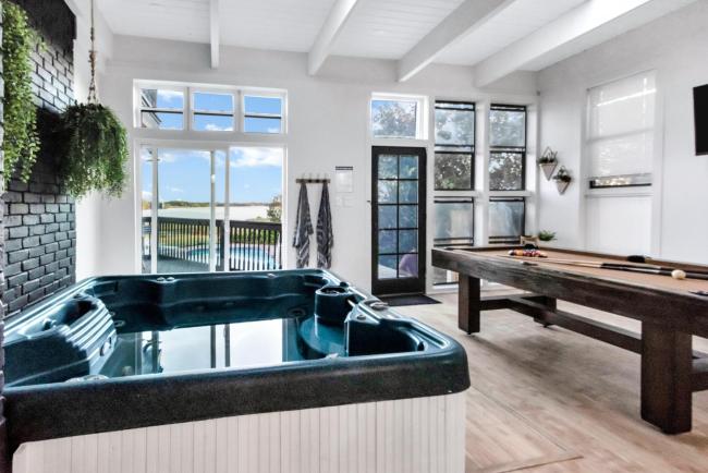 Lake Front Villa *PrivatePool/Jacuzzi* Sleeps 16 Images_3