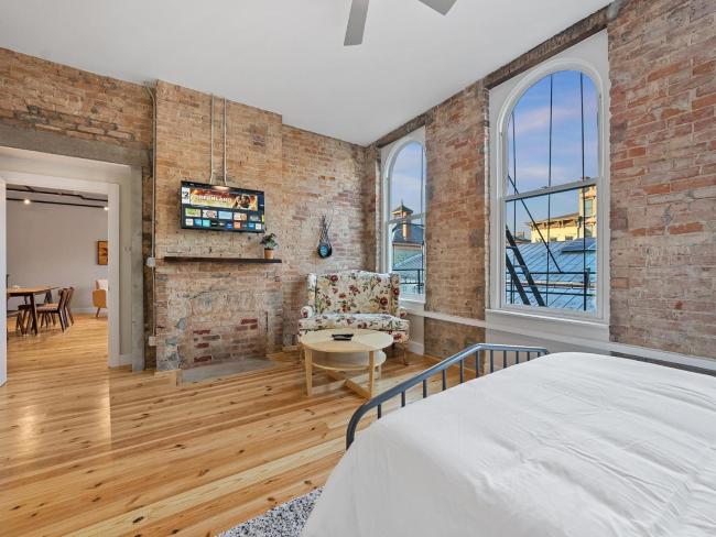 Lavish, Historic, Beautiful View with Local Vibe- 2A Images_2