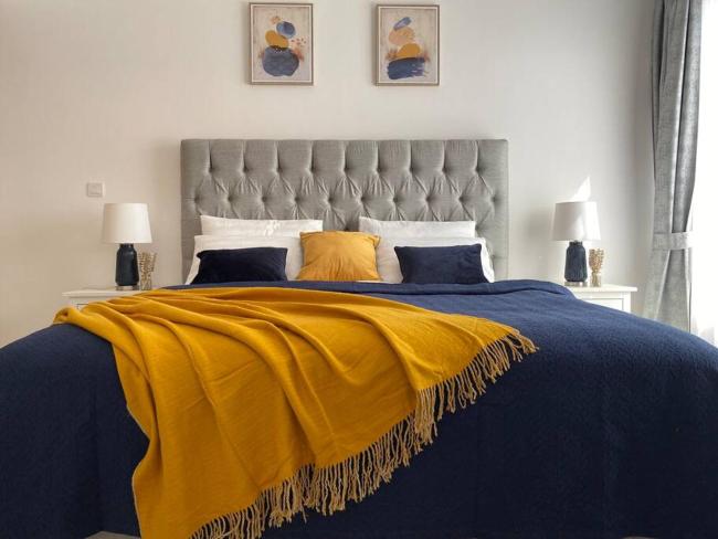 Bright & Relaxing 2 BR Apartment with Easy Access Images_3
