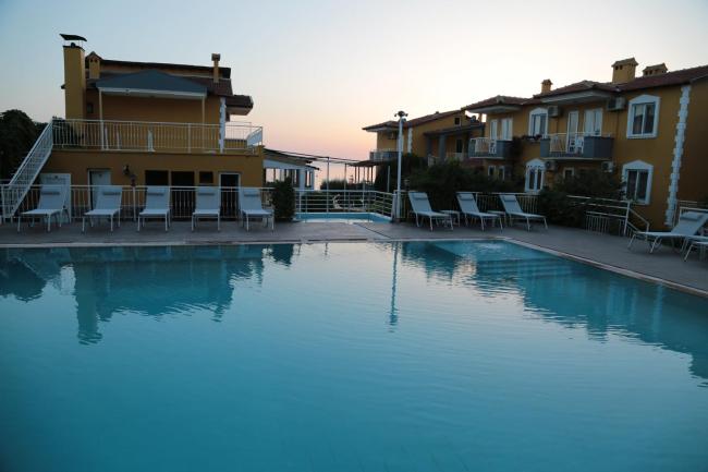 Comfortable Hotel Room with Shared Pool near Beach in Kusadasi Images_1