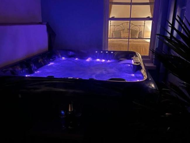 Pass the Keys Bubbas hot tub, central Dartmouth apartment Images_2