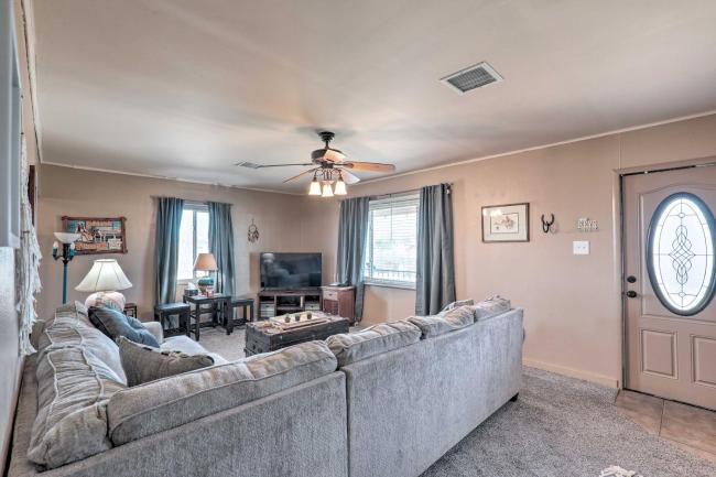 Pet-Friendly Abode with Yard, Near Outdoor Hotspots! Images_3