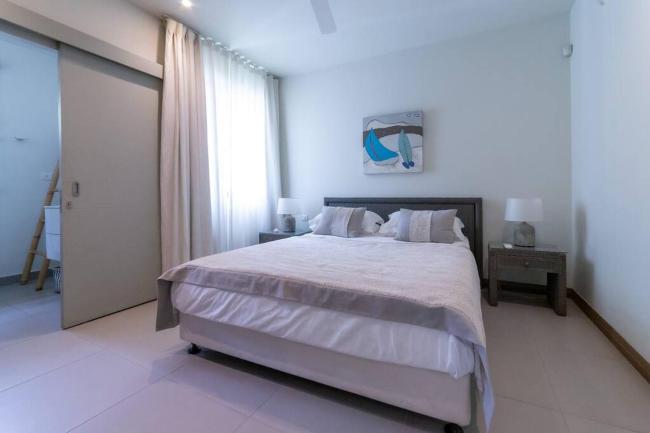 Amaranth III: 3 bedroom beachfront apartment with rooftop pool Images_1